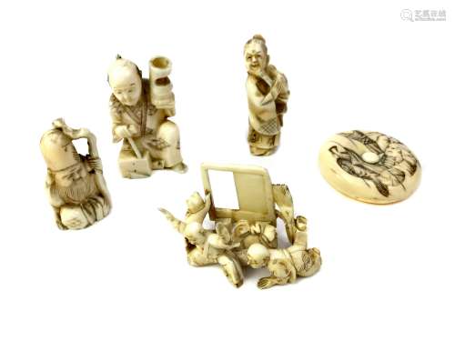 A LOT OF JAPANESE IVORY NETSUKE AND OTHER CARVINGS