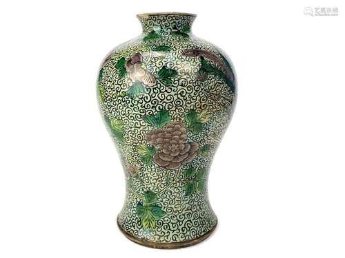 A 20TH CENTURY IZNIK VASE