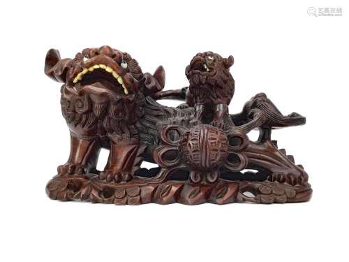 A LATE 19TH CENTURY CARVED FIGURE GROUP OF A FOE DOG AND PUP