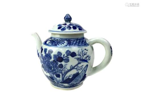 AN EARLY 20TH CENTURY CHINESE BLUE AND WHITE TEA POT,
