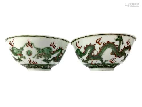 A PAIR OF EARLY 20TH CENTURY CHINESE TEA BOWLS