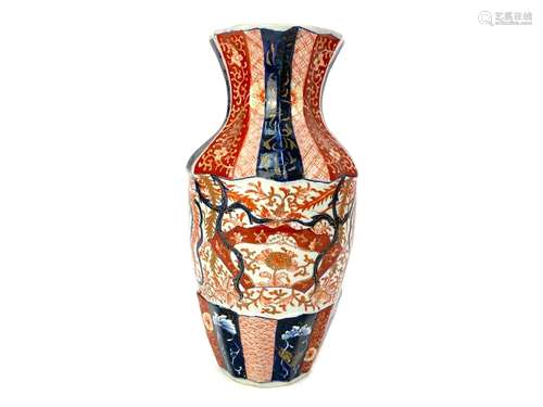 AN EARLY 20TH CENTURY JAPANESE IMARI PATTERNED VASE