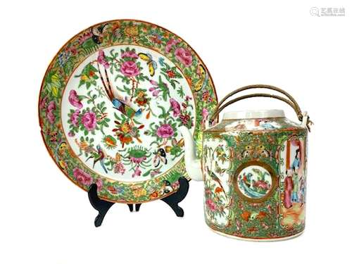 AN EARLY 20TH CENTURY CHINESE FAMILLE ROSE CIRCULAR DISH AND A TEA POT