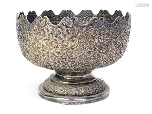 AN EARLY 20TH CENTURY INDIAN SILVER CIRCULAR BOWL