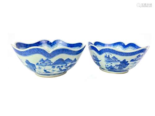 A PAIR OF LATE 19TH CENTURY CHINESE BLUE AND WHITE BOWLS