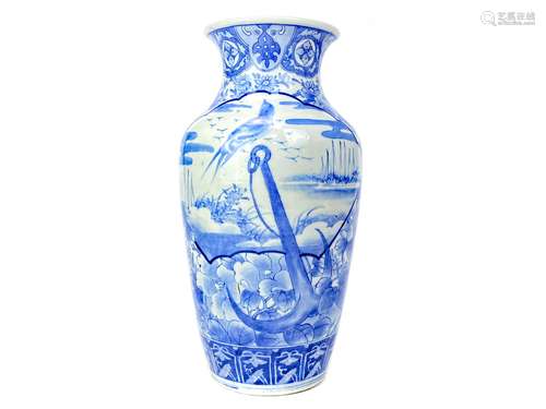 A 19TH CENTURY BLUE AND WHITE VASE