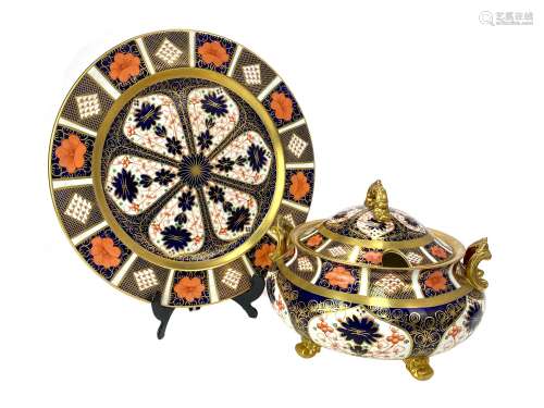 A ROYAL CROWN DERBY IMARI PATTERN SOUP TUREEN, COVER AND STAND