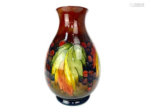 AN EARLY 20TH CENTURY MOORCROFT FLAMBE VASE