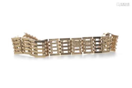 A GOLD GATELINK BRACELET