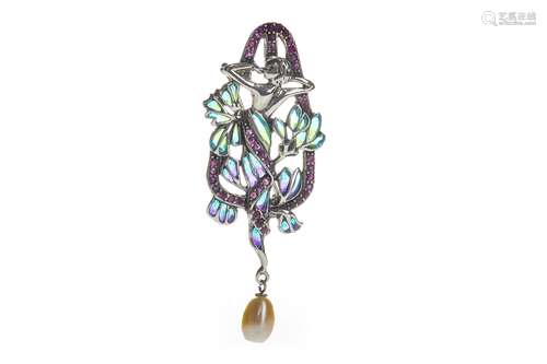 AN ART NOUVEAU STYLE PLIQUE A JOUR BROOCH