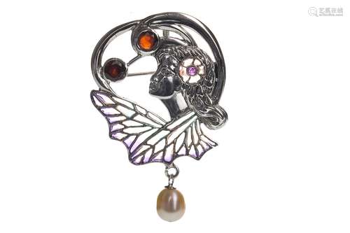 AN ART NOUVEAU STYLE PLIQUE A JOUR BROOCH