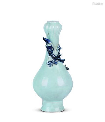明 堆塑蓝釉螭龙纹蒜头瓶