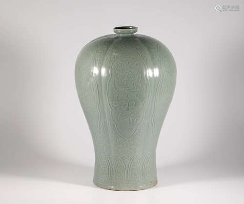 Green Porcelain Carved Vase from Song宋代青瓷暗刻龍紋梅瓶