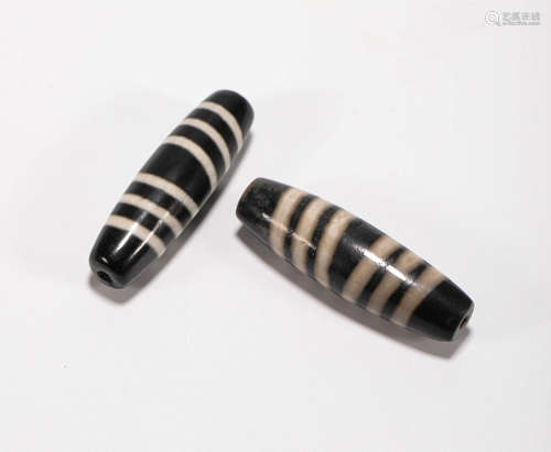 a pair of black and white dzi from Tang唐代黑白线珠一对