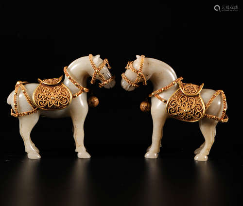 a pair of hetian jade and gold horses from Liao辽代和田玉鎏金马一对