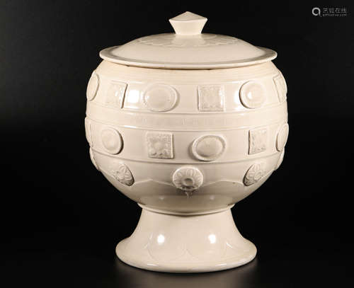 white ceramic container from Liao 辽代白瓷罐