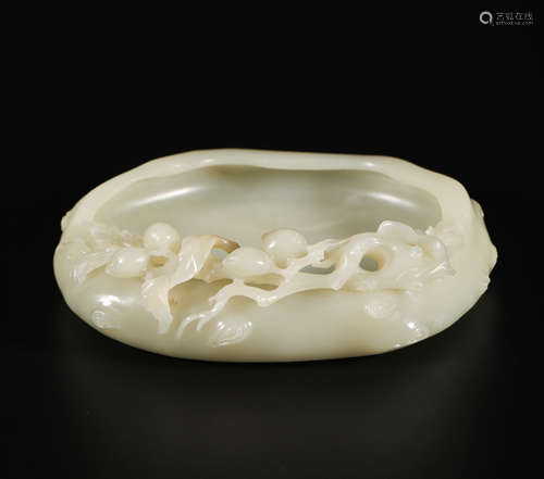 hetian jade peach shaped writting brush washer from Qing清代和田玉桃形筆洗