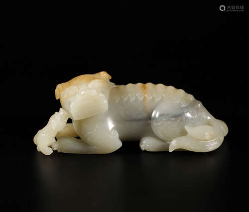 heTian Jade Ornament with beasts from Qing清代和田玉子母獸擺件