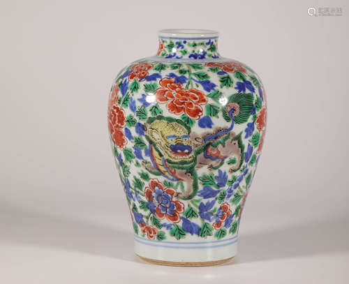 Five Colored Vase in Lion form from Ming明代五彩牡丹獅子瓶