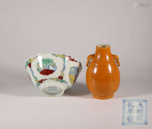 Colored Bowl from Ming and Borwn Glazed Tow Ears Vase from Qing明代鬥彩碗和清代醬釉雙耳尊