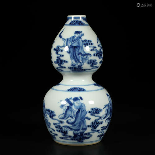 A Chinese Blue and White immortal Painted Porcelain Gourd-shaped Vase