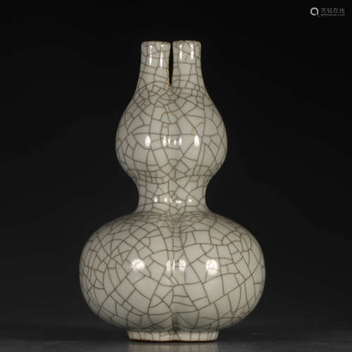 A Chinese Ge Kiln Porcelain Gourd-shaped Vase