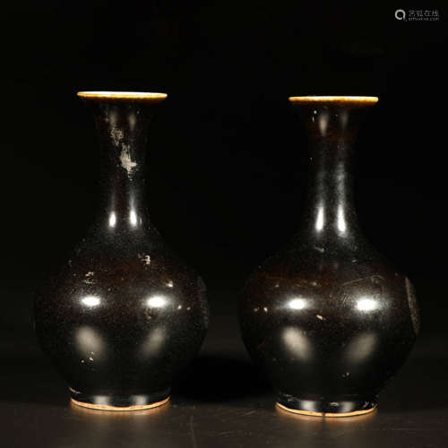 A Pair of Chinese Ugyen Glazed Porcelain Vase