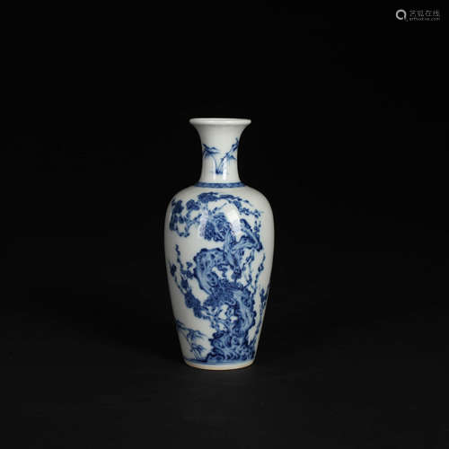 A Chinese Blue and White Floral Porcelain Vase