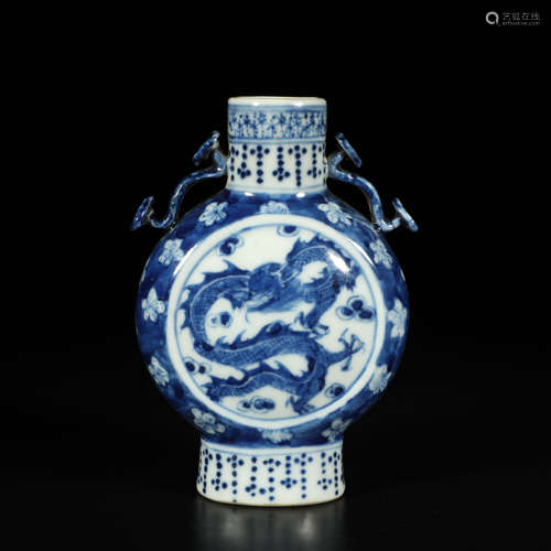 A Chinese Blue and White Dragon Pattern Porcelain Vase