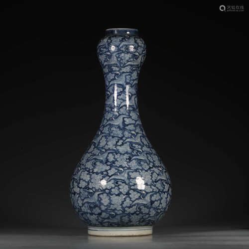 A Chinese Blue and White Floral Porcelain Garlic-head Bottle