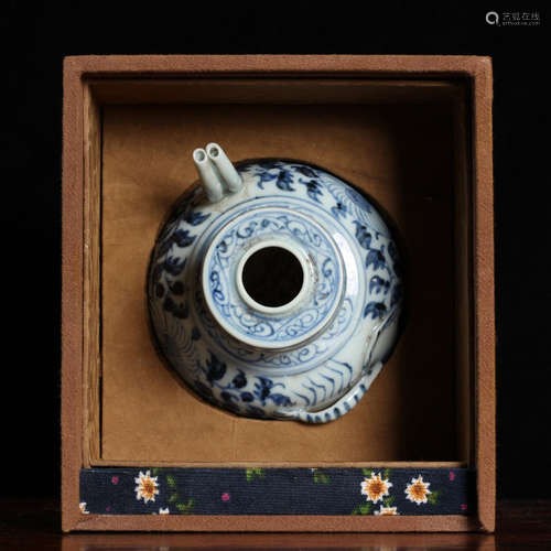 A Chinese Blue and White chrysanthemum Porcelain Ewer