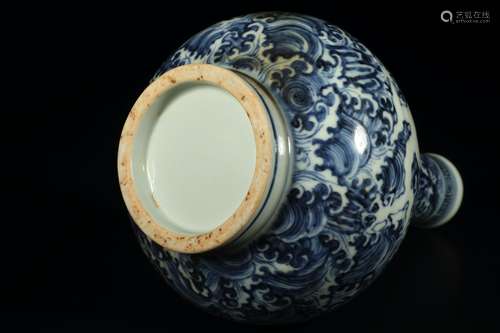 A Chinese Blue and White Dragon Pattern Porcelain Vase