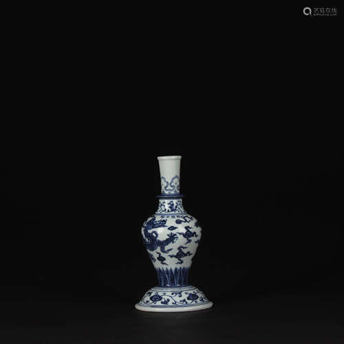 A Chinese Blue and White Dragon Pattern Porcelain Vase