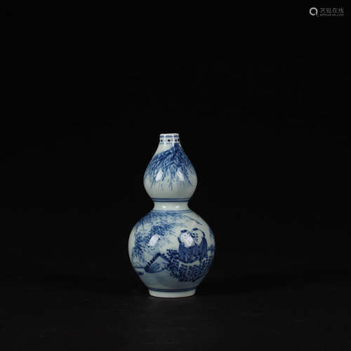 A Chinese Blue and White Figure Painted Porcelain Gourd-shaped Vase