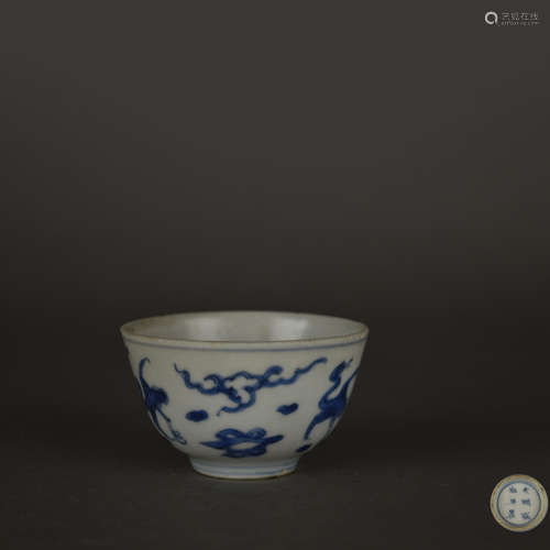 A Chinese Blue and White Cloud and Crane Painted Porcelain Cup