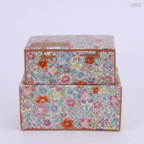 A Chinese Famille Rose Floral Porcelain Boxw with Cover