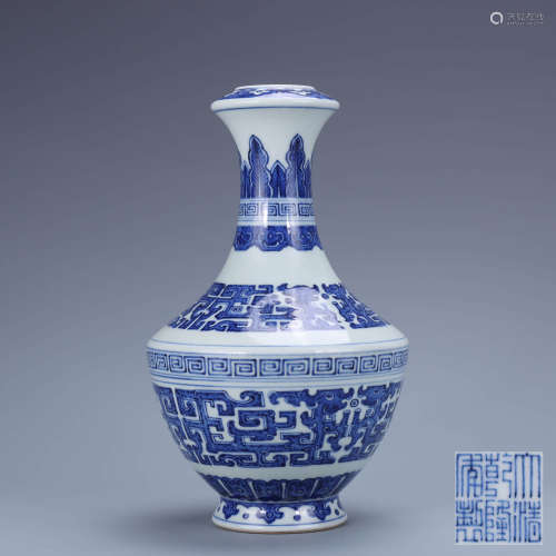 A Chinese Blue and White Dragon Pattern  Porcelain Flower Vase