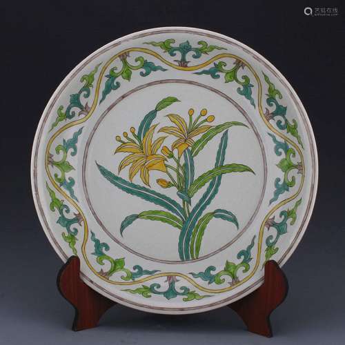 A Chinese Plain Tricolour Floral Porcelain Plate