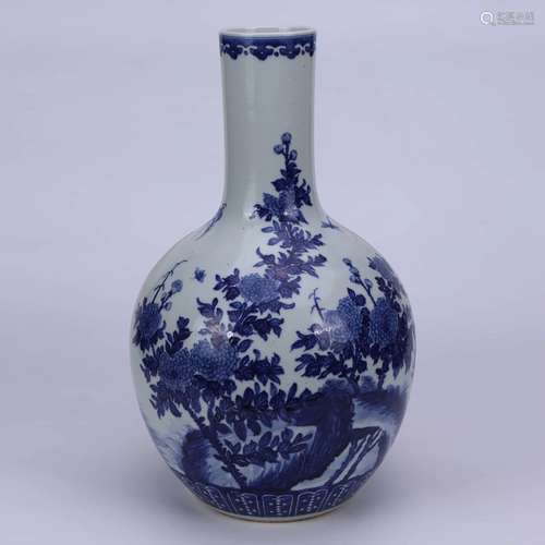 A Chinese Blue and White Flower&Bird Pattern Porcelain Vase