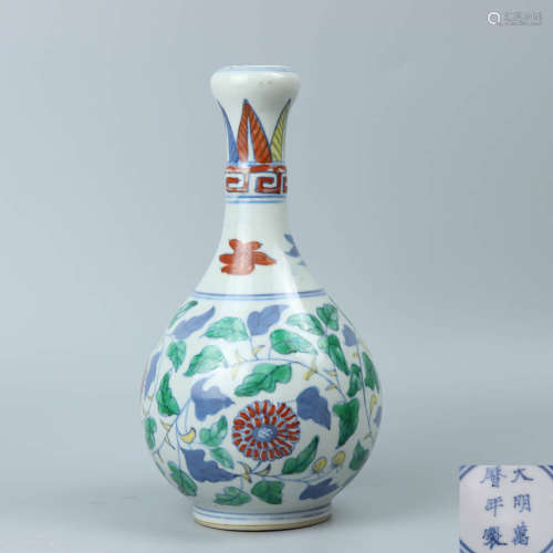 A Chinese Famille verte Floral Porcelain Garlic-head Bottle