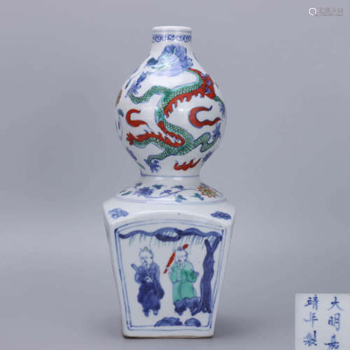 A Chinese Famille verte Figure Painted Dragon Pattern Porcelain Gourd-shaped Vase