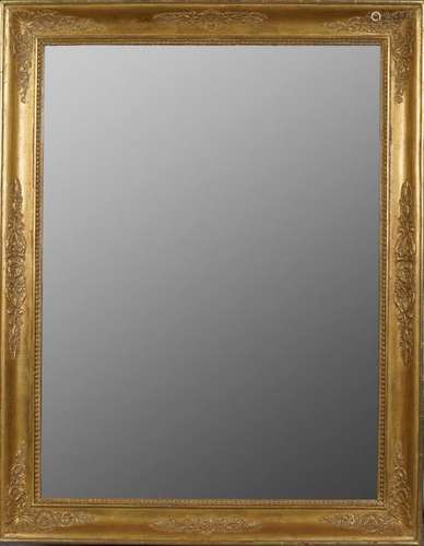 Miroir en bois doré de forme rectangle, de style E…