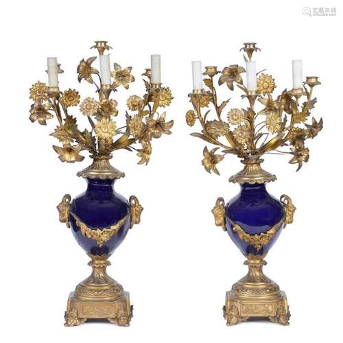 Paire de candélabres, composés d'un vase balustre …