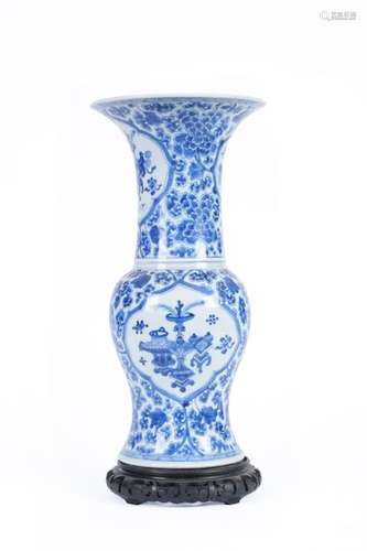 Chine, 18ème siècle époque Kangxi. Vase en porcela…