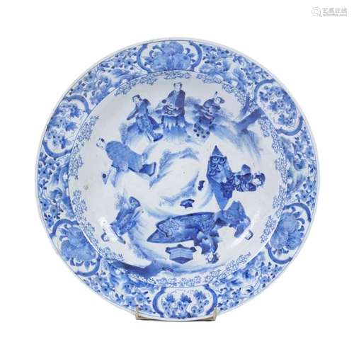 Chine XIXe, Grand plat en porcelaine émaillée bleu…