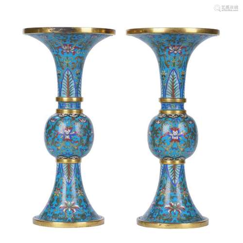 Chine, 18ème époque Qianlong. Paire de vases à for…