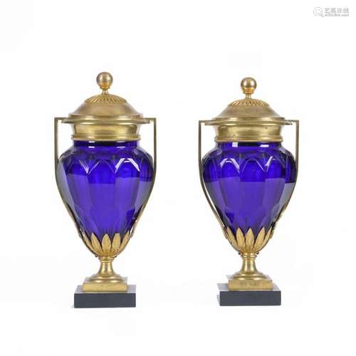 Paire de vases en verre taillé et teinté bleu, la …