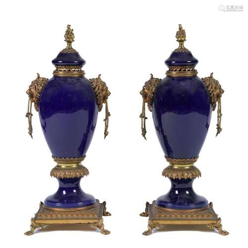 Paire de grands vases en porcelaine bleue, la mont…