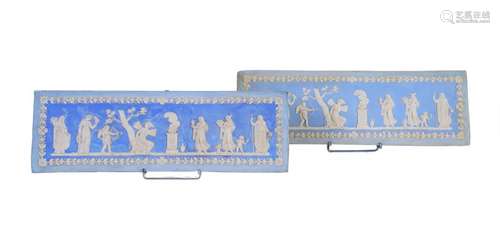 WEDGWOOD Paire de plaques en biscuit à décor de fr…