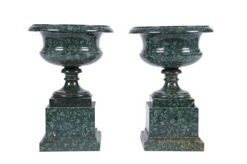 Paire de vases Médicis en porphyre vert, reposant …